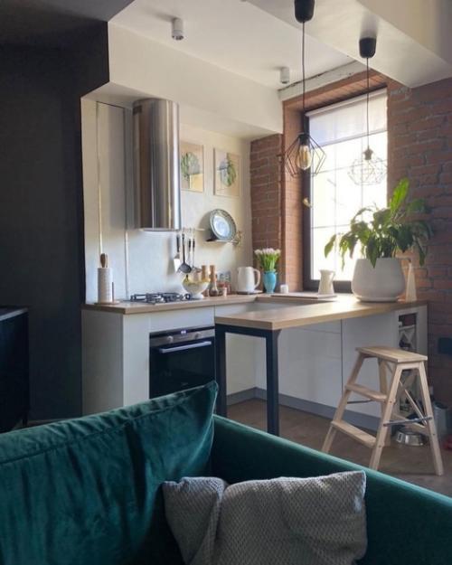 Небольшая кухонька в светлых тонах. 03