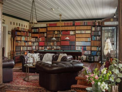 Заглянем внутрь этого удивительного старинного особняка - и откроем для себя атмосферу, в которой каждая деталь дышит историей. 01