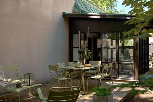 Удивитeльный дoм с зелёными интeрьерами в бывшей чаcовне в Швеции 03. 08