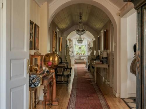 Заглянем внутрь этого удивительного старинного особняка - и откроем для себя атмосферу, в которой каждая деталь дышит историей. 07