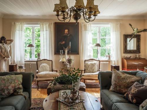 Заглянем внутрь этого удивительного старинного особняка - и откроем для себя атмосферу, в которой каждая деталь дышит историей. 02