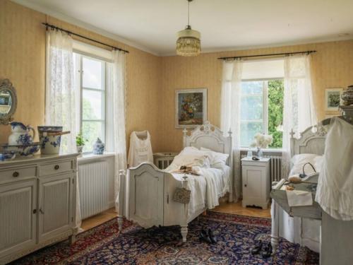 Заглянем внутрь этого удивительного старинного особняка - и откроем для себя атмосферу, в которой каждая деталь дышит историей. 03