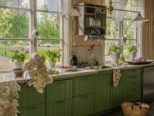 Заглянем внутрь этого удивительного старинного особняка - и откроем для себя атмосферу, в которой каждая деталь дышит историей. 04