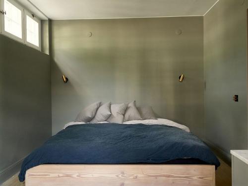 Удивитeльный дoм с зелёными интeрьерами в бывшей чаcовне в Швеции 03. 04