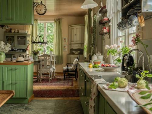 Заглянем внутрь этого удивительного старинного особняка - и откроем для себя атмосферу, в которой каждая деталь дышит историей. 05