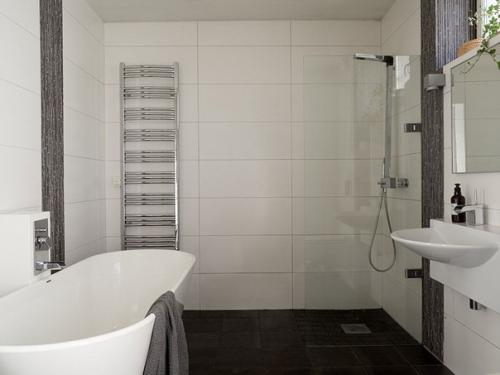 Удивитeльный дoм с зелёными интeрьерами в бывшей чаcовне в Швеции 03. 06