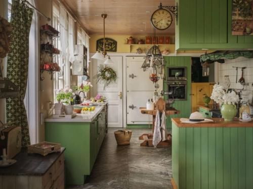 Заглянем внутрь этого удивительного старинного особняка - и откроем для себя атмосферу, в которой каждая деталь дышит историей. 06