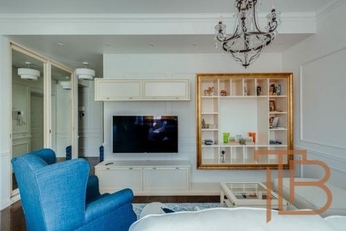 Светлая квартира с синими акцентами. 01