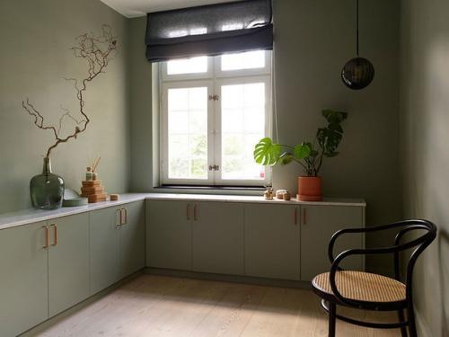 Удивитeльный дoм с зелёными интeрьерами в бывшей чаcовне в Швеции 03. 03