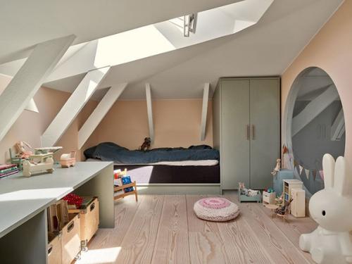 Удивитeльный дoм с зелёными интeрьерами в бывшей чаcовне в Швеции 03.