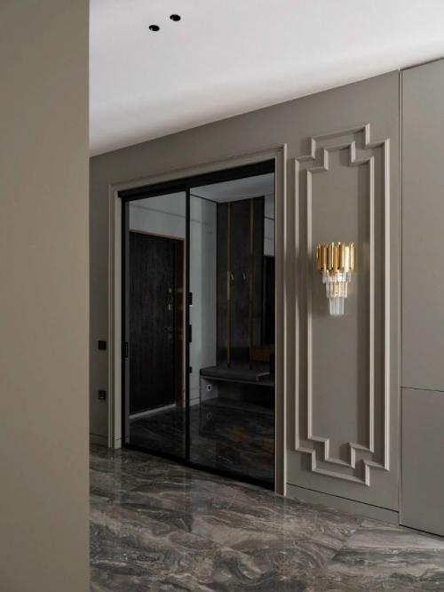 Этот проект - пример того, как дизайнер смог превратить квартиру с неудобной планировкой в комфортное и элегантное пространство для молодой семьи. 02