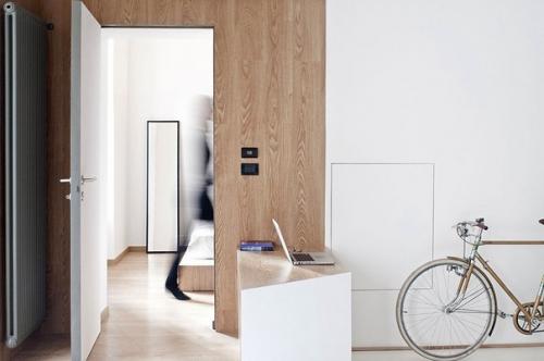 Апартаменты оформлены для сдачи в аренду и представлены тремя зонами - гостиной, совмещённой со столовой и кухней, спальней и ванной. 06