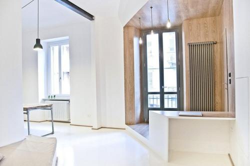 Апартаменты оформлены для сдачи в аренду и представлены тремя зонами - гостиной, совмещённой со столовой и кухней, спальней и ванной. 05