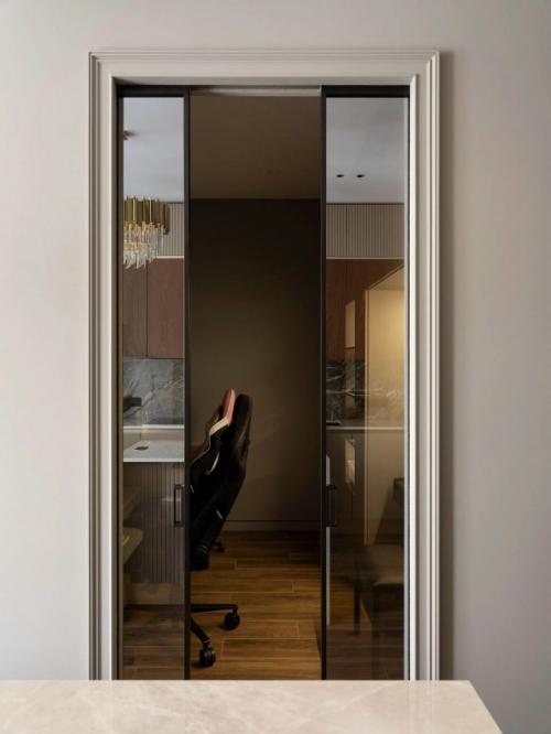 Этот проект - пример того, как дизайнер смог превратить квартиру с неудобной планировкой в комфортное и элегантное пространство для молодой семьи. 07