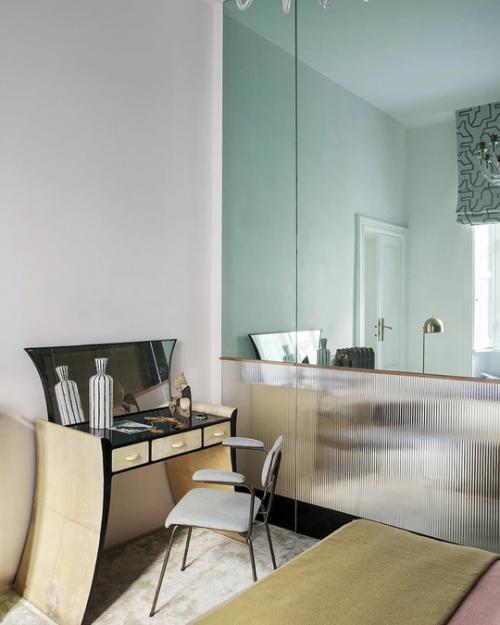 Красиво.  Высокие потолки - это всегда здорово, много воздуха, светло. 03