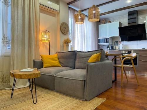 Квартира до (первое фото) и после ремонта. 01