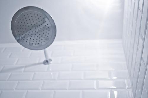 Апартаменты оформлены для сдачи в аренду и представлены тремя зонами - гостиной, совмещённой со столовой и кухней, спальней и ванной. 08