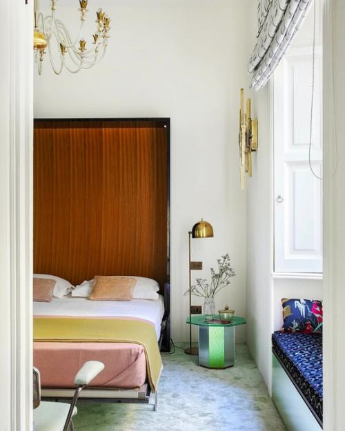 Красиво.  Высокие потолки - это всегда здорово, много воздуха, светло. 09