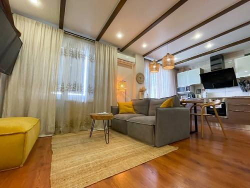 Квартира до (первое фото) и после ремонта. 02