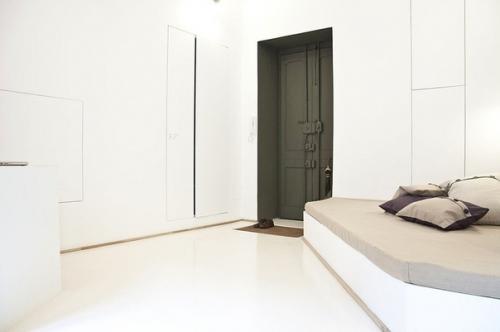 Апартаменты оформлены для сдачи в аренду и представлены тремя зонами - гостиной, совмещённой со столовой и кухней, спальней и ванной. 04