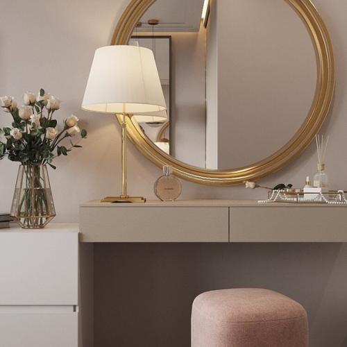 Зеркала по бокам от изголовья зрительной увеличивают комнату, при этом, являются элементами декора. 05