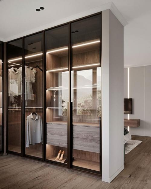 Спальня с интересным стеклянным шкафом.