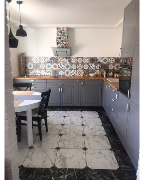 Сделали кухню без верхних шкафчиков.