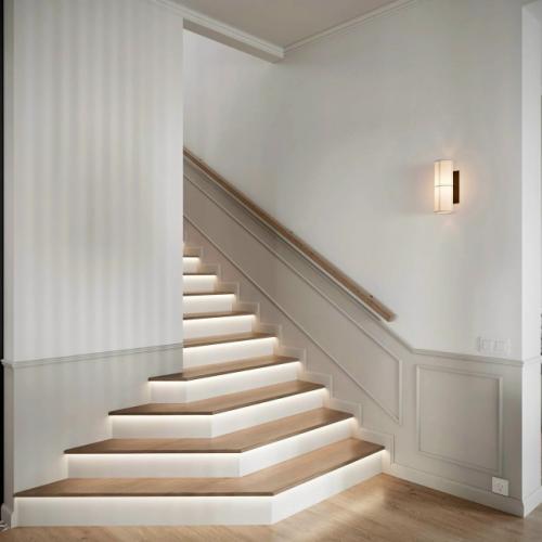 Прихожая - это первое, что встречает нас, когда мы заходим в дом, и именно она задаёт настроение всему интерьеру. 02