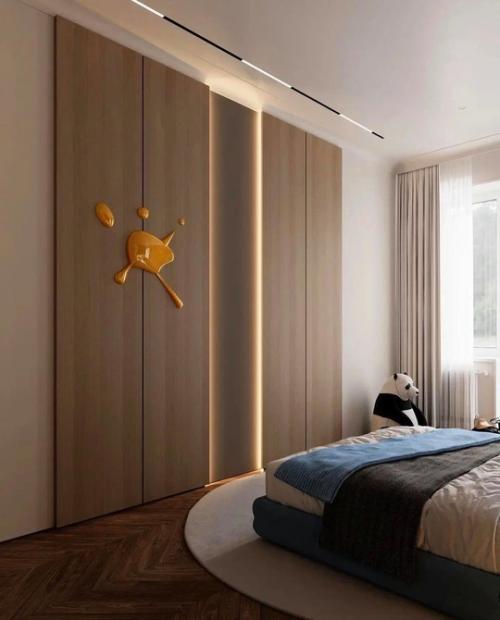 Рабочая зона есть, кровать хорошая, шкафы вместительные, для книг и любимых вещей есть открытый шкаф. 06